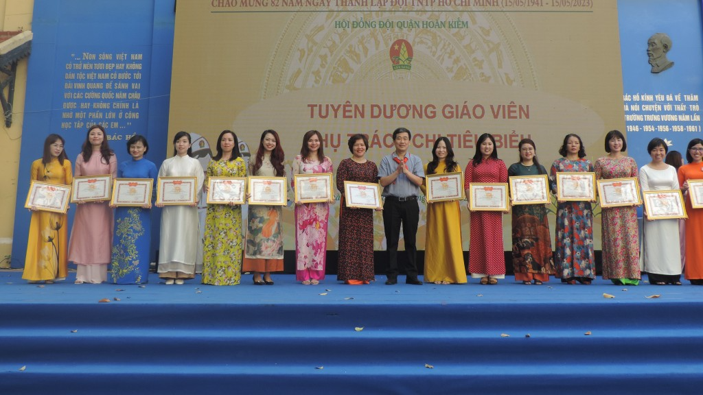Phó Chủ tịch UBND quận Hoàn Kiếm Trần Quốc Hoàn trao phần thưởng đến giáo viên tiêu biểu 