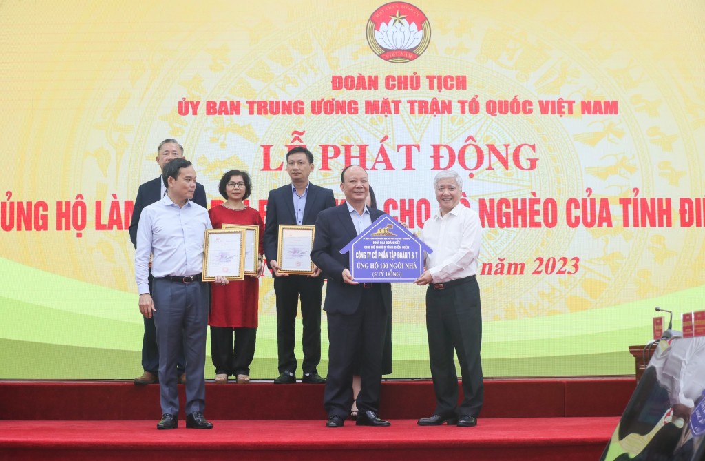 Ông Nguyễn Tất Thắng (đứng giữa, hàng trên), Chủ tịch HĐQT Tập đoàn T&T Group trao tặng ủng hộ 100 ngôi nhà (tương đương với 5 tỷ đồng) hỗ trợ cho hộ nghèo tỉnh Điện Biên.