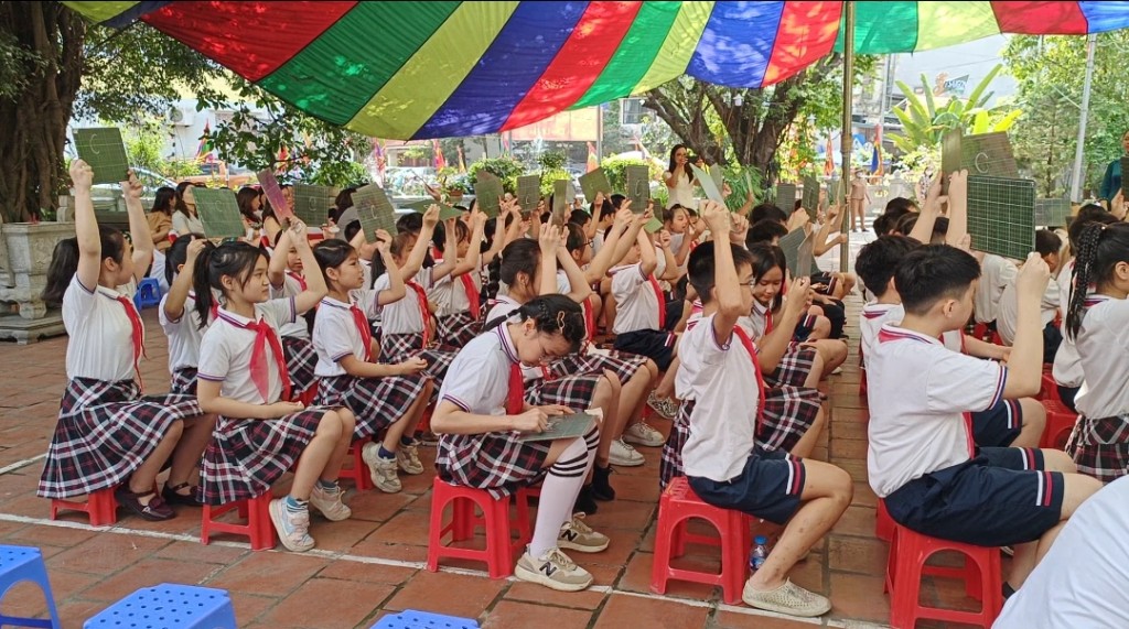 Học sinh tham gia phần trải nghiệm Rung chuông vàng