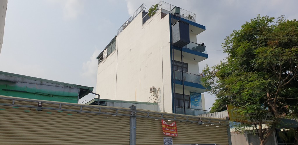 công trình dân dụng quy mô: 4 tầng + tum, với hạng mục thang máy được dựng lên trước mặt tiền ngôi nhà