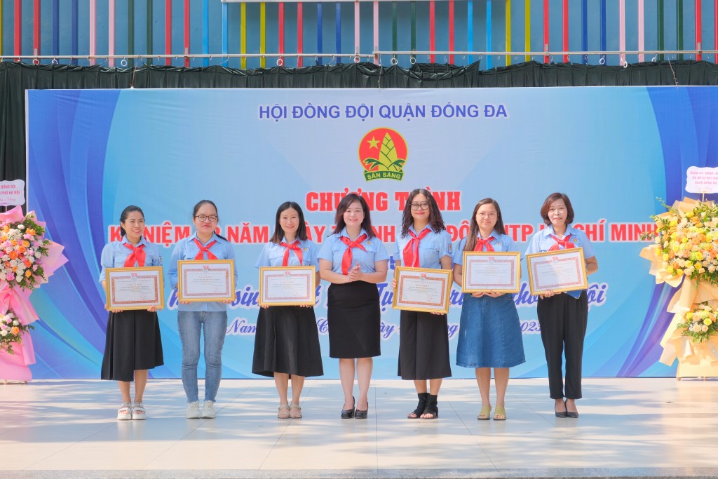 Đại diện Ban Thường vụ Quận đoàn, Bí thư Quận đoàn, Chủ tịch Hội đồng Đội quận Đống Đa Nguyễn Thị Thanh Tâm trao tặng giấy khen tới các Liên đội đã có nhiều thành tích trong thời gian qua