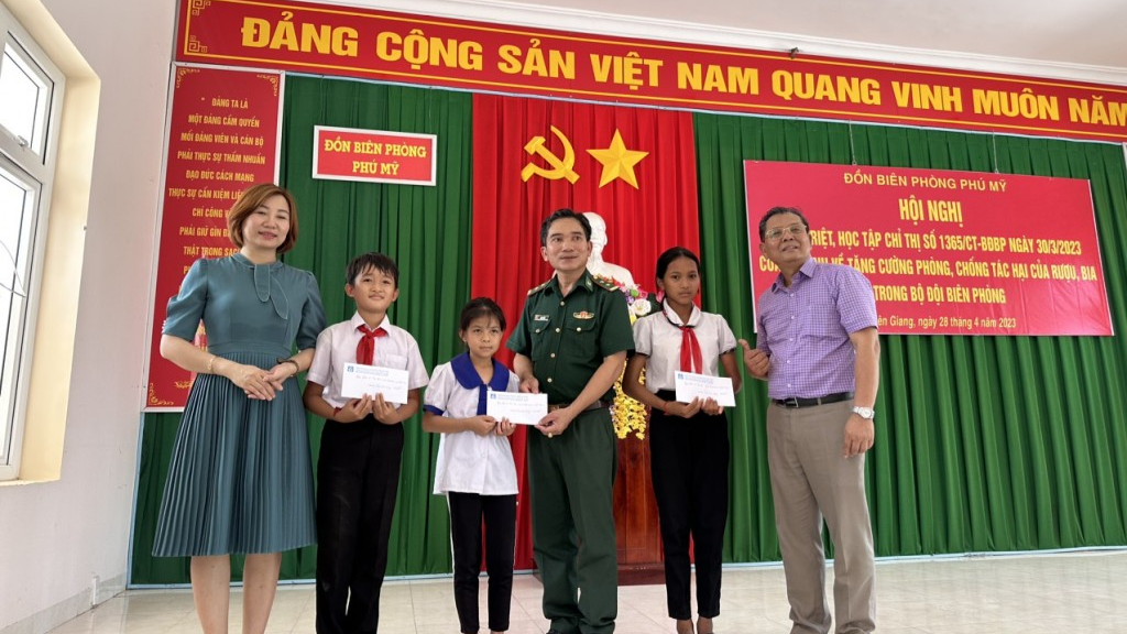 Các suất học bổng được trao tặng tới học sinh 