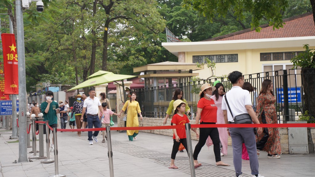 Hà Nội trang hoàng rực rỡ kỷ niệm 133 năm Ngày sinh Chủ tịch Hồ Chí Minh