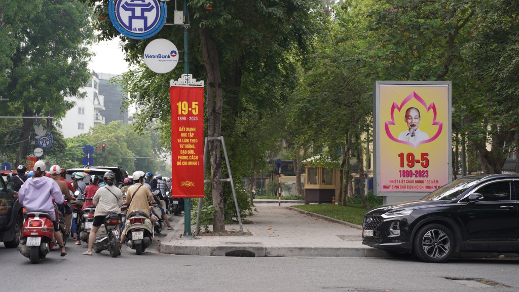 Nhiều tuyến phố được treo băng rôn và pano khổ lớn về ngày kỷ niệm Nhiều tuyến phố được treo băng rôn và pano khổ lớn về ngày kỷ niệm