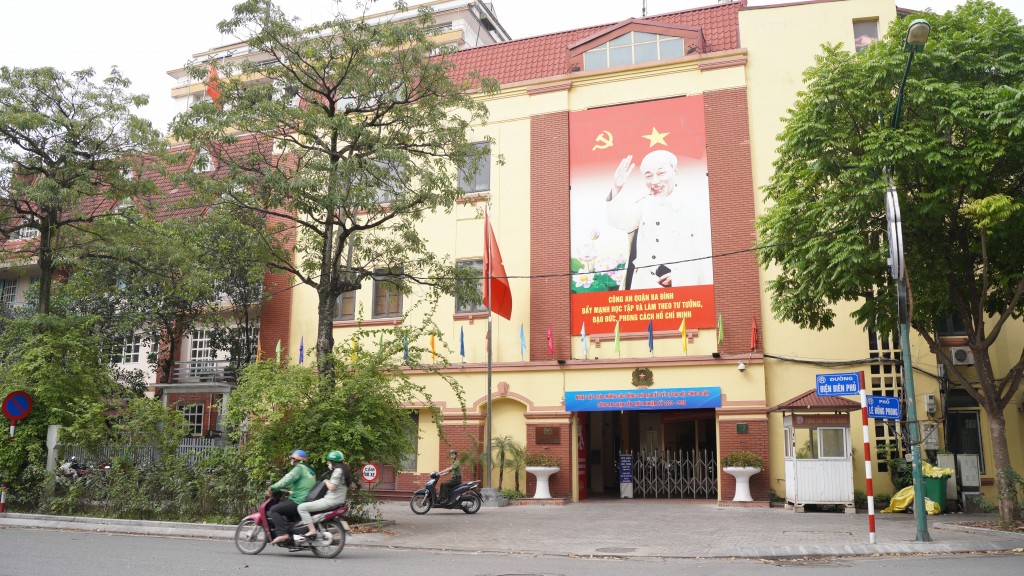 Tấm áp phích khổ lớn với dòng chữ “Đẩy mạnh học tập và làm theo tư tưởng, đạo đức, phong cách Hồ Chí Minh