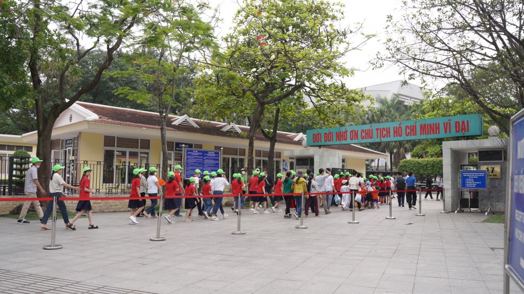 Nhân dịp này, nhiều trường học đưa các em học sinh tới Lăng Bác. Đây không chỉ là chuyến dã ngoại mà còn giúp các em hiểu hơn về lịch sử, hiểu hơn về vị lãnh tụ vĩ đại của dân tộc ta Nhân dịp này, nhiều trường học đưa các em học sinh tới Lăng Bác. Đây không chỉ là chuyến dã ngoại mà còn giúp các em hiểu hơn về lịch sử, hiểu hơn về vị lãnh tụ vĩ đại của dân tộc ta