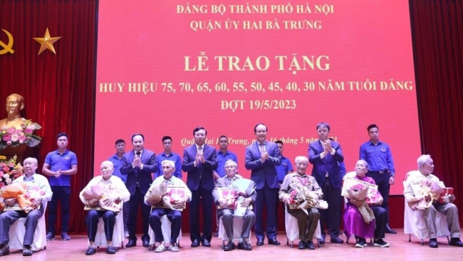 Phó Bí thư Thành ủy Nguyễn Ngọc Tuấn trao tặng Huy hiệu Đảng tại quận Hai Bà Trưng