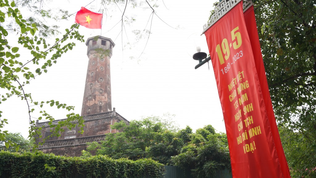 Lá cờ đỏ sao vàng tung bay tại di tích lịch sử Cột cờ Hà Nội trong những ngày này Lá cờ đỏ sao vàng tung bay tại di tích lịch sử Cột cờ Hà Nội trong những ngày này