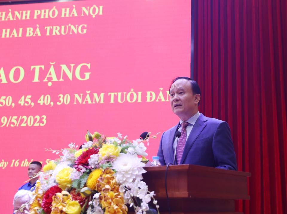 Phó Bí thư Thành ủy Nguyễn Ngọc Tuấn trao tặng Huy hiệu Đảng tại quận Hai Bà Trưng