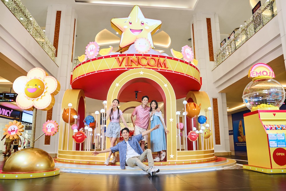 Nhóm bạn rủ nhau “lên đồ” với outfit ngập sắc hè của Uniqlo, cùng nhau check-in đầy hứng khởi tại “Vùng đất mặt trời” Vincom Mega Mall Royal City