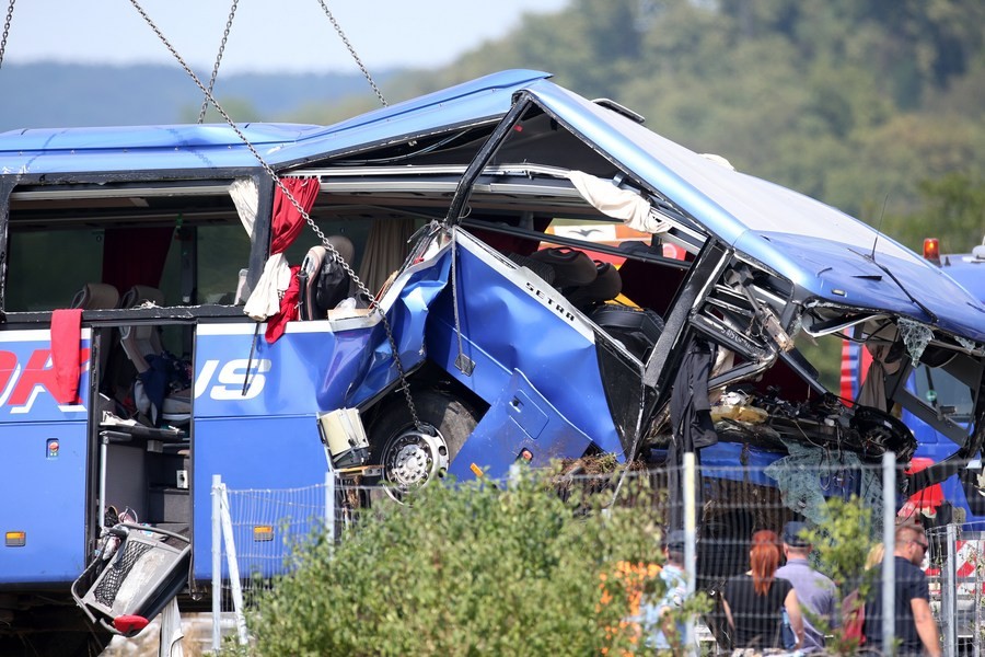 Một chiếc xe buýt gặp nạn được đưa ra khỏi hiện trường vụ tai nạn giao thông gần Varazdin, Croatia, vào ngày 6 tháng 8 năm 2022. (Jurica Galoic/PIXSELL qua Tân Hoa xã)