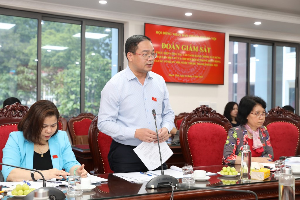 Thành viên đoàn giám sát cho ý kiến tại buổi làm việc