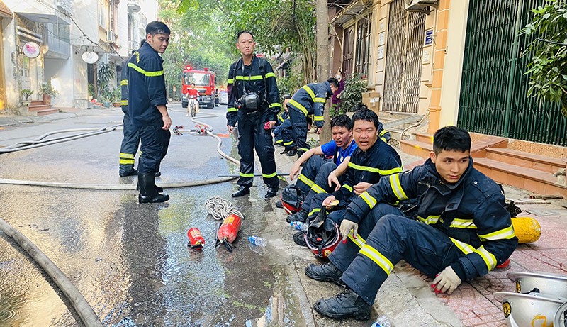 Dù khá mệt sau khi chữa cháy nhưng trên gương mặt các chiến sỹ cảnh sát PCCC thấy tươi vui bởi người dân đã thoát nạn an toàn