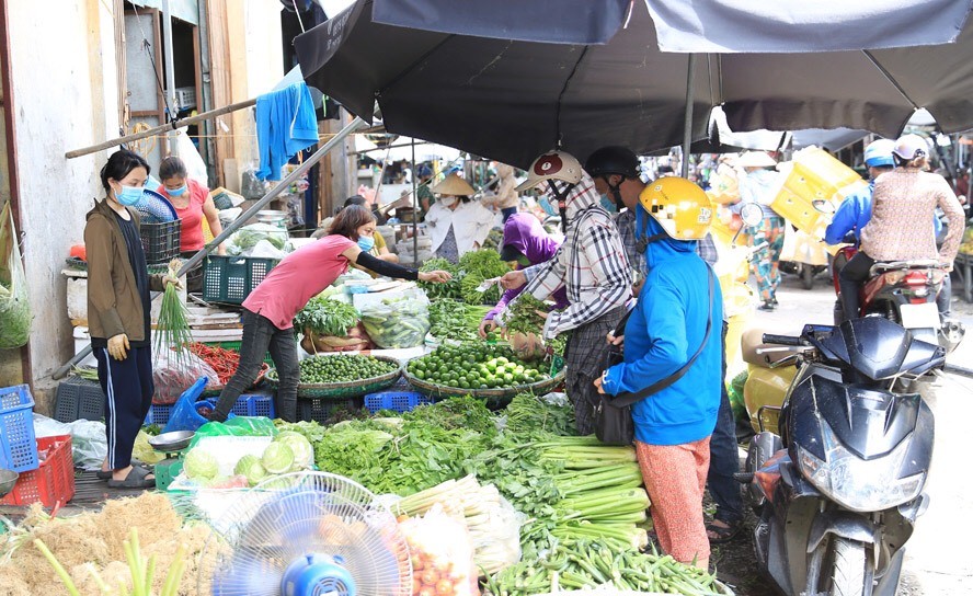 Người bán hàng càng phải nâng cao ý thức bảo quản thực phẩm an toàn trong mùa nắng nóng (Ảnh minh họa)