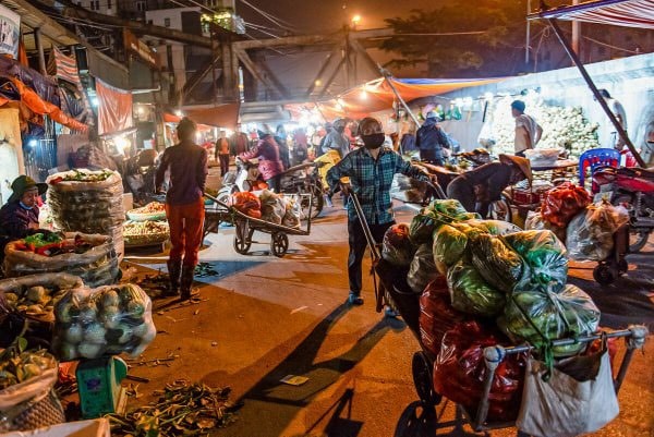 Chợ Long biên nhộn nhịp, khẩn trương