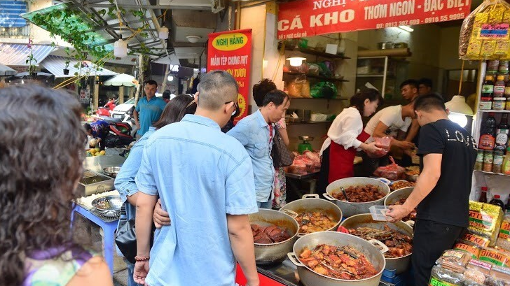 Chợ Hàng Bè tấp nập khách mua đồ ăn chế biến sẵn