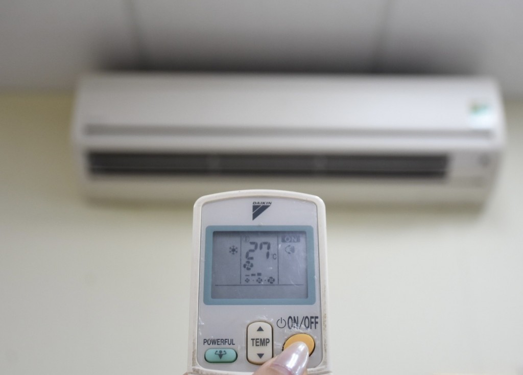 Nên cài đặt nhiệt độ điều hòa từ 26-27°C trở lên để tiết kiệm điện năng