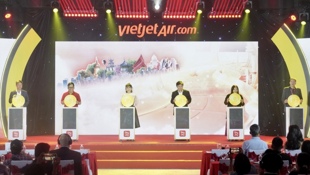 Lãnh đạo Vietjet thực hiện nghi thức ra mắt chính thức chương trình khách hàng thân thiết Vietjet SkyJoy