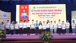 Giám đốc Sở GD&ĐT Hà Nội dự Lễ Tuyên dương khen thưởng học sinh giỏi tại Ba Vì