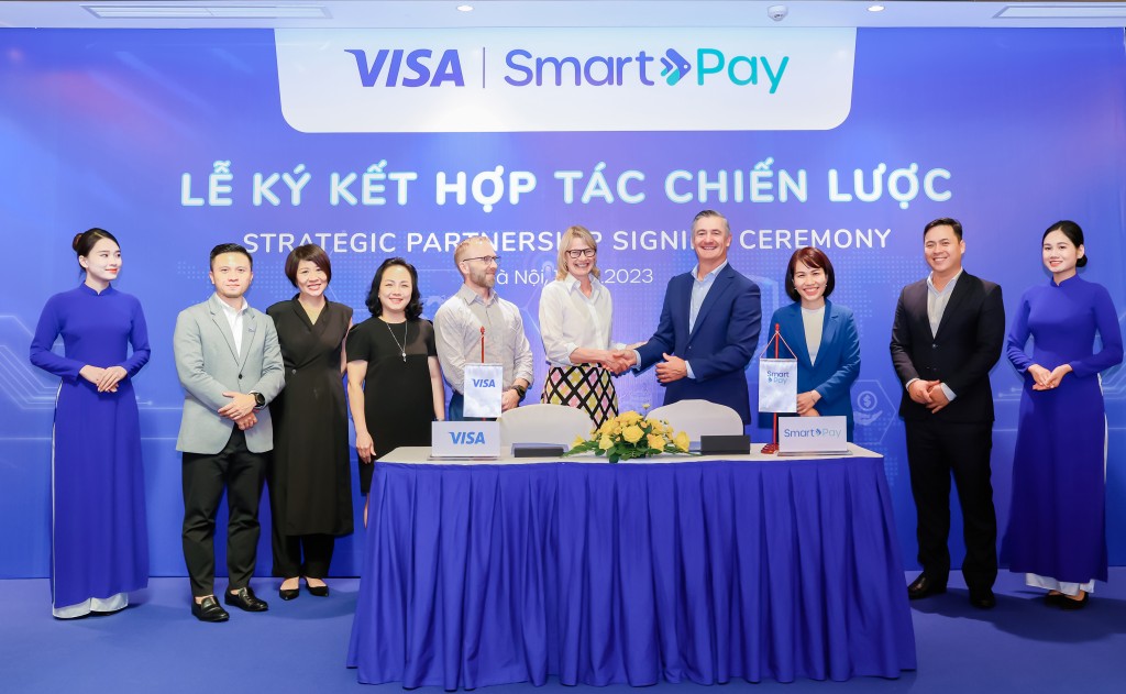 Đại diện Visa và Đại diện SmartPay tiến hành kí kết thoả thuận hợp tác chiến lược