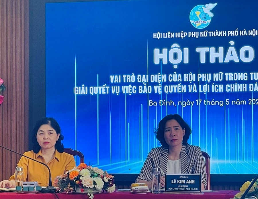 Chủ tịch Hội Liên hiệp Phụ nữ thành phố Hà Nội Lê Kim Anh (bên phải) chủ trì hội thảo