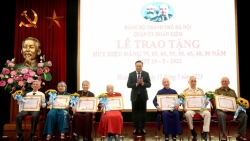 Chủ tịch UBND TP Trần Sỹ Thanh trao Huy hiệu Đảng tặng các đảng viên lão thành quận Hoàn Kiếm