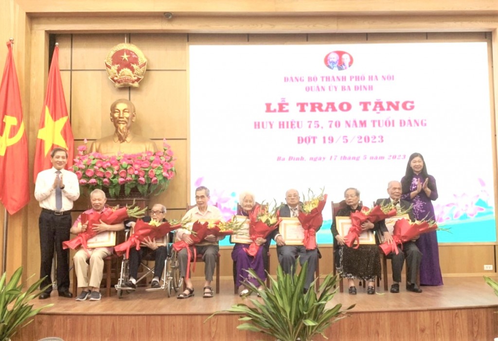 487 đảng viên quận Ba Đình được trao tặng Huy hiệu Đảng