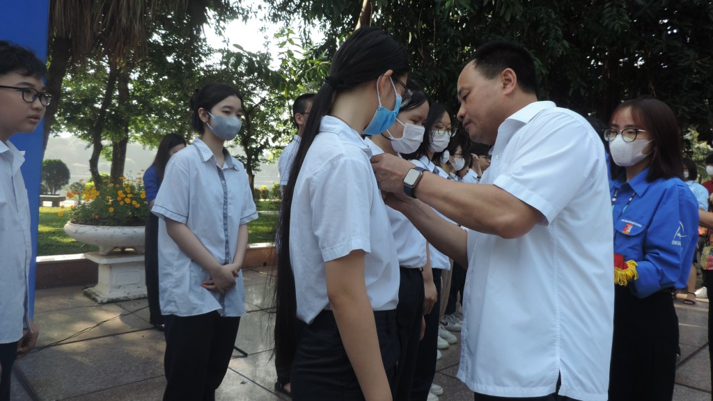 Đoàn viên mới được trao Huy hiệu Đoàn Đoàn viên mới được trao Huy hiệu Đoàn
