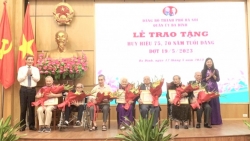 487 đảng viên quận Ba Đình được trao tặng Huy hiệu Đảng