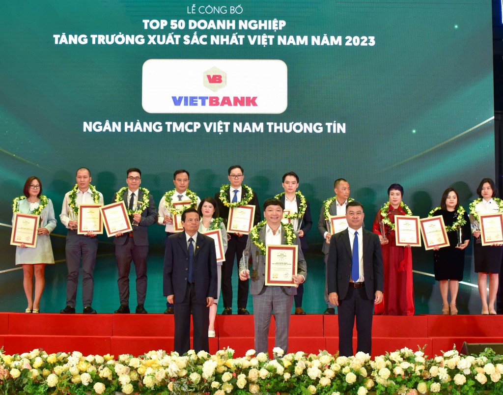 Ông Nguyễn Tiến Sỹ - Phó Tổng Giám đốc, đại diện Vietbank nhận danh hiệu Top 50 Doanh nghiệp tăng trưởng xuất sắc nhất Việt Nam 2023