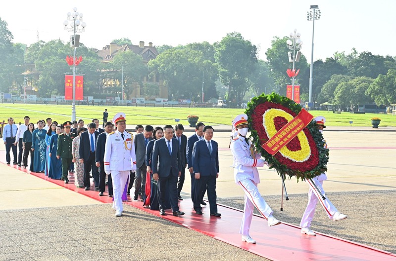 Lãnh đạo Đảng, Nhà nước và TP Hà Nội vào Lăng viếng Chủ tịch Hồ Chí Minh