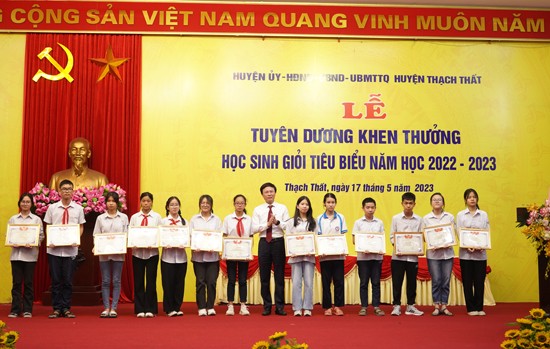 Huyện Thạch Thất khen thưởng hàng trăm học sinh giỏi