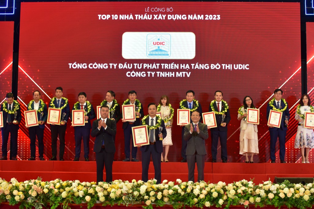 Đc Nguyễn Văn Luyến - Tổng giám đốc Tổng công ty UDIC nhận danh hiệu Top 10 VNR
