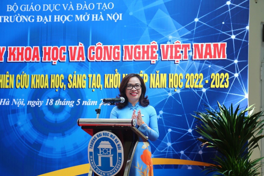 PGS.TS. Nguyễn Thị Nhung - Hiệu trưởng nhà trường