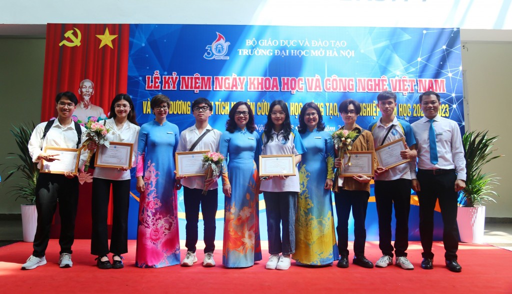 Sinh viên có thành tích tiêu biểu trong hoạt động NCKH, sáng tạo và khởi nghiệp năm học 2022 – 2023 của Trường Đại học Mở Hà Nội chụp ảnh lưu niệm cùng đại diện Ban lãnh đạo trường