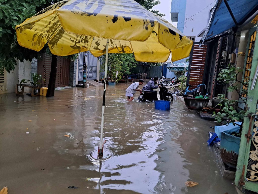 Người dân khổ sở vì ngập lụt