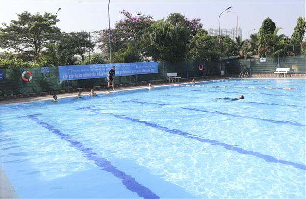 Các học viên được tập huấn phương pháp phòng chống đuối nước  và được thực hành trực tiếp tại bể bơi.