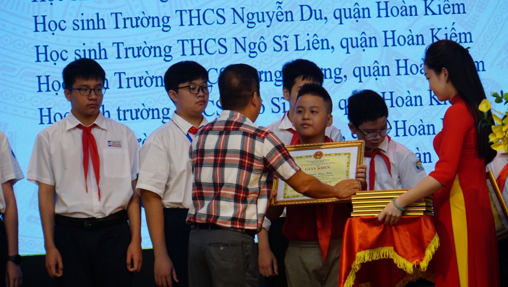 Lê Hồng Phú, Chủ tịch UB MTTQ quận Hoàn Kiếm lên trao giấy khen cho các học sinh đoạt giải cao trong các kỳ thi quốc tế