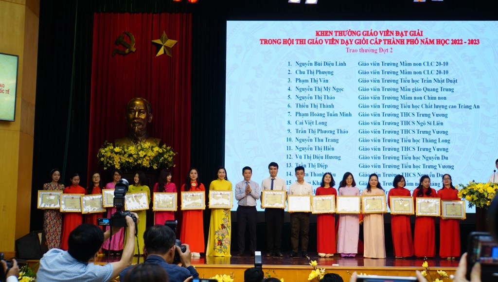 Ông Phạm Tuấn Long, Chủ tịch UBND quận Hoàn Kiếm trao giấy khen cho các giáo viên tiêu biểu