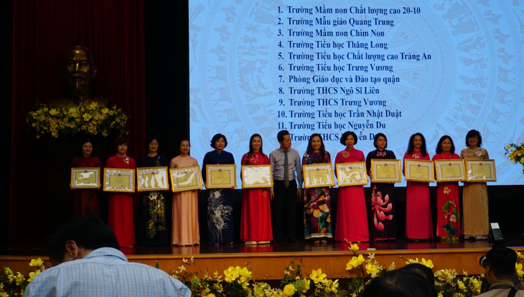 Ông Vũ Đăng Định, Thành uỷ Viên, Bí thư Quận uỷ, Chủ tịch HĐND quận Hoàn Kiếm trao giấy khen cho các giáo viên tiêu biểu