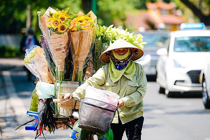 Người lao động nhọc nhằn mưu sinh dưới “chảo lửa”