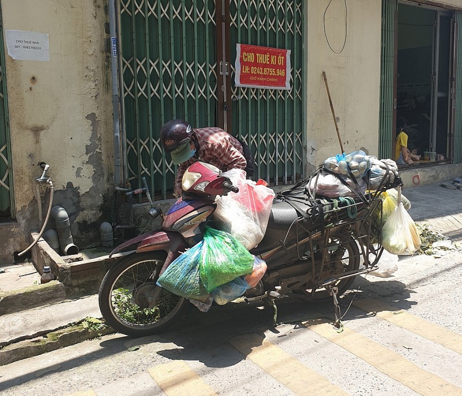 Người lao động nhọc nhằn mưu sinh dưới “chảo lửa”