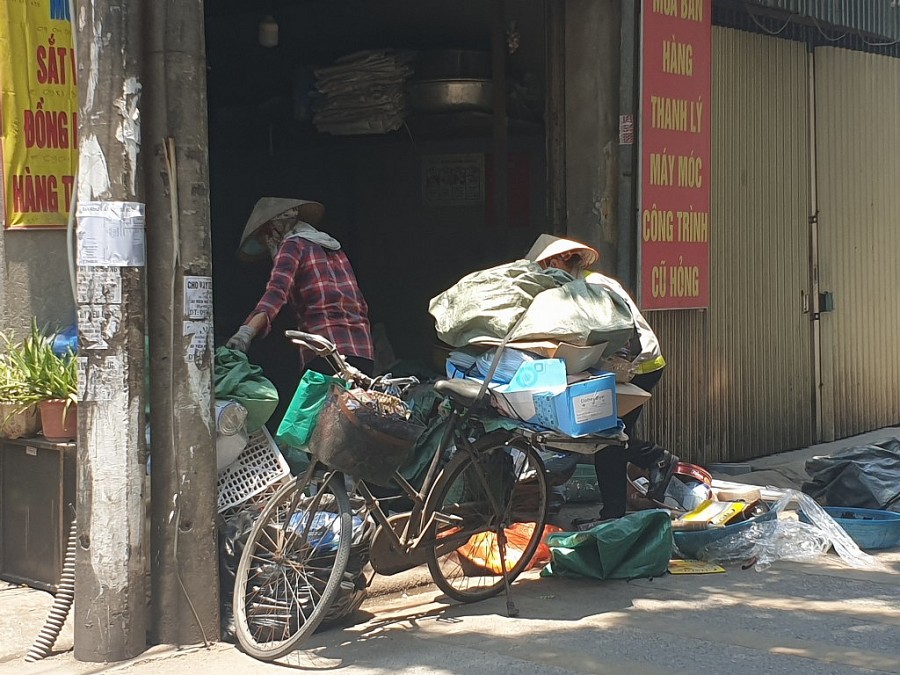 Người lao động nhọc nhằn mưu sinh dưới “chảo lửa”