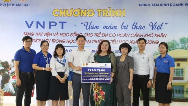 Trao tặng quà, học bổng “VNPT- Ươm mầm tri thức Việt”