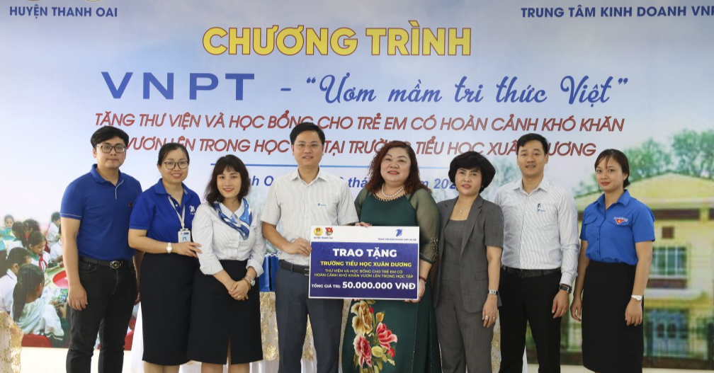 Ban tổ chức trao tặng thư viện và học bổng cho học sinh trường Tiểu học Xuân Dương