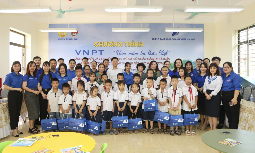 Các vị đại biểu, đoàn viên, thanh niên VNPT Hà Nội cùng các em học sinh