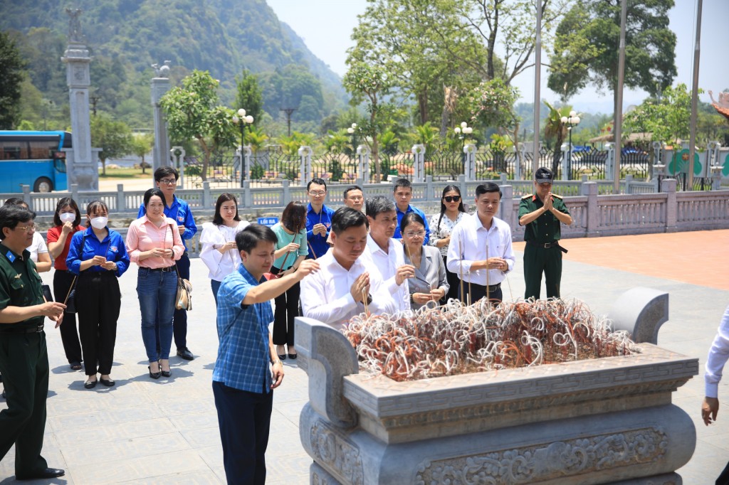 Đoàn công tác Ủy ban MTTQ Việt Nam TP Hà Nội dâng hương tại Khu di tích quốc gia đặc biệt Tân Trào