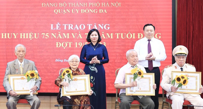 Phó Bí thư Thường trực Thành ủy Nguyễn Thị Tuyến trao tặng Huy hiệu Đảng tại quận Đống Đa