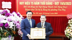Bí thư Thành ủy Đinh Tiến Dũng trao tặng Huy hiệu 75 năm tuổi Đảng cho đồng chí Ngô Đặng Duy