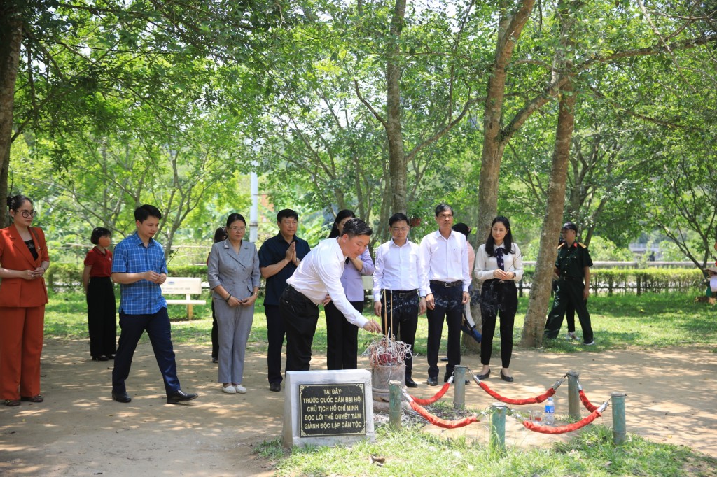 Đoàn công tác Ủy ban MTTQ Việt Nam TP Hà Nội dâng hương tại Khu di tích quốc gia đặc biệt Tân Trào